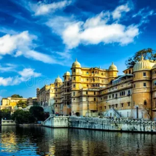 city-palace-udaipur-india-romantic-luxury-tourism-wallpaper-panorama-lake-pichola-rajasthan-61041058